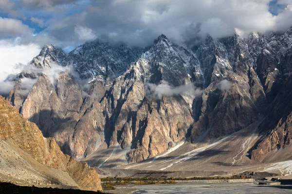 Passu Cones Karakoram Bergketen Hunza Rivier Vallei Pakistan Bewolkt Daglandschap — Stockfoto