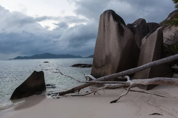 Свет на пляже Сейшельских островов — стоковое фото