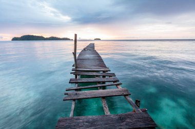 Hint Okyanusunda eski ahşap iskele