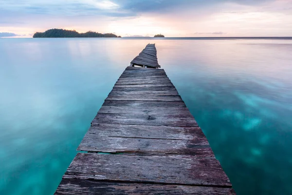 Hint Okyanusunda eski ahşap iskele