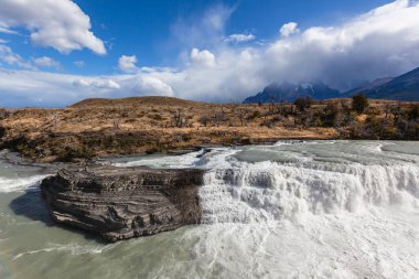 Torres del Paine Ulusal Parkı 'nda Şelale