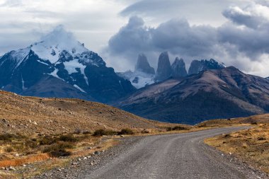 Torres del Paine dağ sırasına giden yol