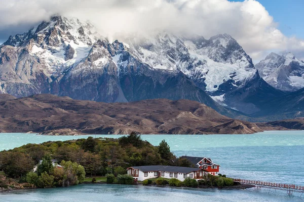 Pehoe Gölü kıyısındaki otel. Torres del Paine Milli Parkı