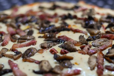 Tabakta ev yapımı pizza.