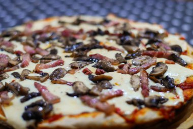 Mantar ve pastırma ile ev pişmiş pizza pasta