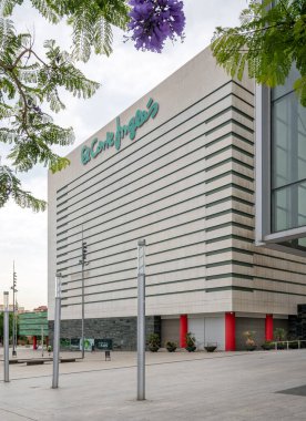 Barselona, İspanya. Haziran 2020; Barcelona 'daki El Corte Ingles alışveriş merkezinin kuzey cephesi