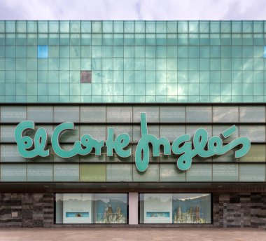 Barselona, İspanya. Haziran 2020; Barcelona Can Drago 'daki El Corte Ingles alışveriş merkezinin ön cephesi ve iki mağaza penceresi