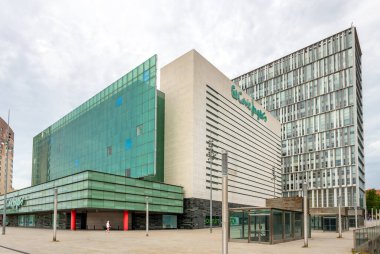Barselona, İspanya. Haziran 2020; Barcelona 'daki Can Drago' da El Corte Ingles alışveriş merkezinin yan cephesi