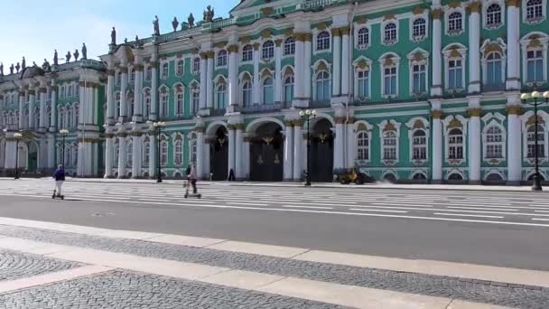 Los Niños Montan Scooter Cerca Del Vacío Palacio Invierno Durante — Vídeo de stock