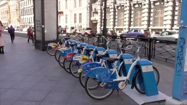 Blauer Fahrradverleih Einer Leeren Stadt Während Der Quarantäne Innenstadt Saint — Stockvideo