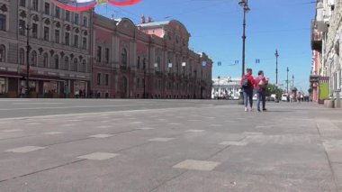 Boş Şehir Merkezi Caddesi. Saint-Petersburg 'da. İnsanlar karantina sırasında yürür 