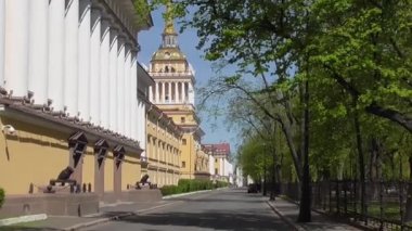 St. Petersburg boş şehir sokağı ve sarı saray. Yaz bahçesi, insan yok..
