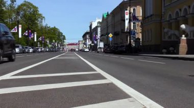 Karantina sırasında boş şehir sokağı. St. Petersburg 'da. Yaz zamanı. Kimse yok.