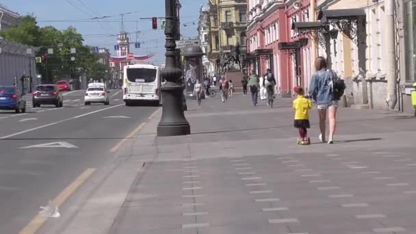 圣彼得堡市大街 女孩骑摩托车 夏天的时间 — 图库视频影像