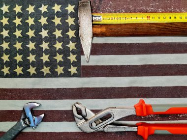 Üzerinde iş aletleri olan bir Amerikan bayrağı, Amerikan İşçi Bayramı 'nı simgeliyor.