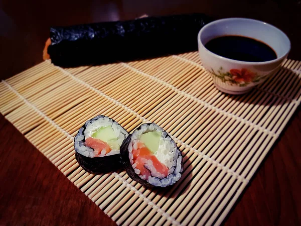 Japanese Bamboo Placemat Two Sushi Placed Background Soy Sauce Sushi — Stock Photo, Image