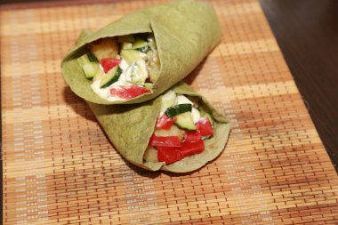 Lezzetli yemekler Shawarma et ve sebzeli.