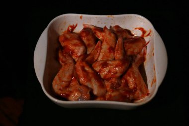 Siyah arka planda kızarmış tavuk kanadı.