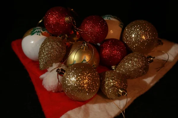 お正月やクリスマスのためのお祝いのガーランドやおもちゃ — ストック写真