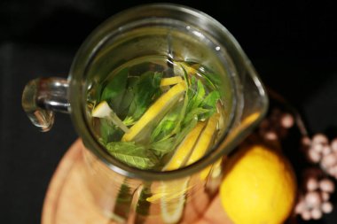 Taze limon suyu, nane çayı, salatalıklı zencefil.