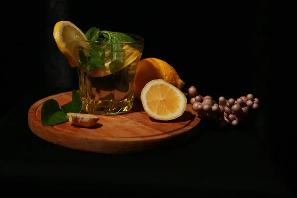 新鲜柠檬汁 薄荷茶 生姜和蜂蜜黄瓜 — 图库照片