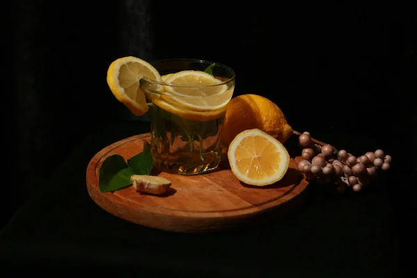 フレッシュレモンジュースミントティー蜂蜜キュウリの生姜 — ストック写真