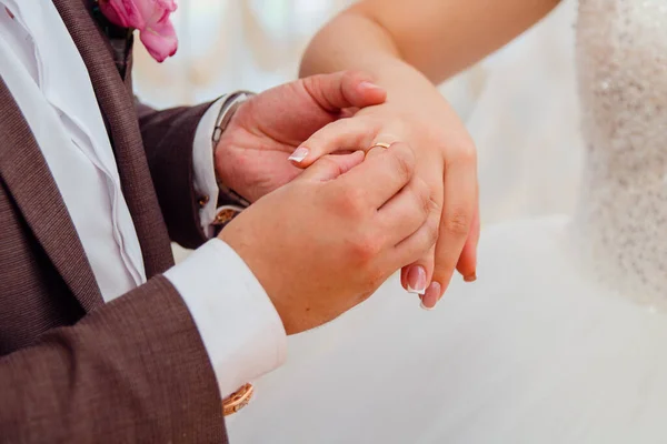 結婚式の写真花嫁と新郎新婦の結婚指輪ブライダル花束 — ストック写真