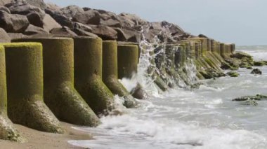 Kure Beach Dolos Dalgaları Süper Kapanış Dalgası
