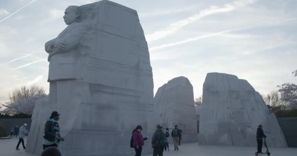 Вашингтон, округ Колумбия, США - 3 февраля 2020 года: Статуя Мартина Лютера Кинга Вид сбоку с людьми — стоковое видео