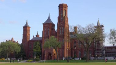 Smithsonian Enstitüsü Güzel Bir Bahar Günü İnşaat Altında