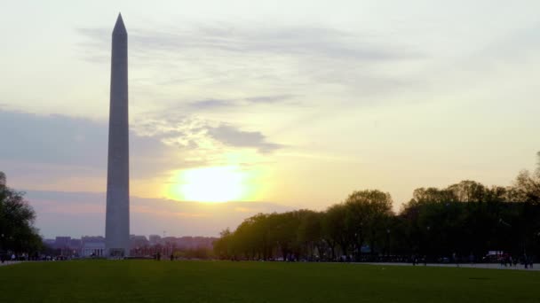 Das Washington Monument auf der National Mall bei Sonnenuntergang — Stockvideo