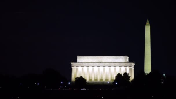 Monumento a Lincoln y Washington con un primer plano de luna llena al otro lado del río Potomac — Vídeos de Stock
