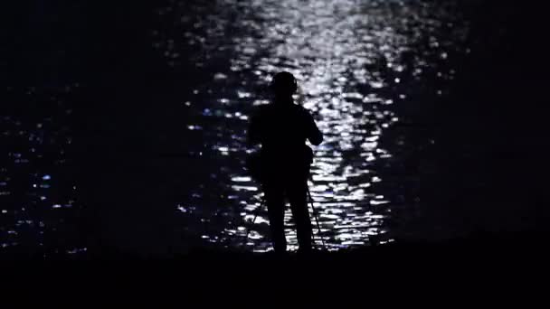 Fotoğrafçı Nehrin Ötesinde Fotoğraf Çekiyor — Stok video
