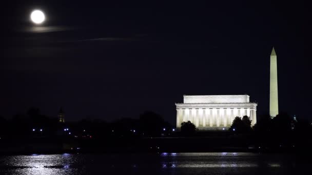 A Lincoln emlékmű és a Washington emlékmű teliholddal a Potomac folyó túloldalán — Stock videók