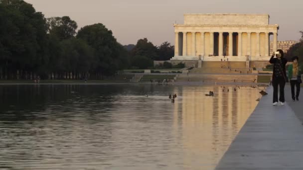 一位游客在华盛顿特区的林肯纪念堂拍照 — 图库视频影像