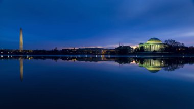 Washington Anıtı ve Gündoğumunda Jefferson Anıtı