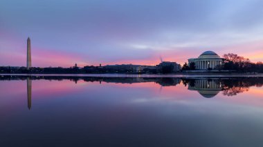 Washington Anıtı ve Şafakta Jefferson Anıtı