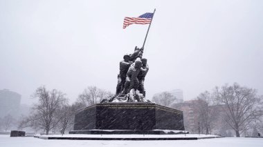 Arlington 'da Iwo Jima Memorial, kar fırtınasında gazi.