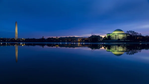 Monumento a Washington y Monumento a Jefferson al amanecer — Foto de Stock