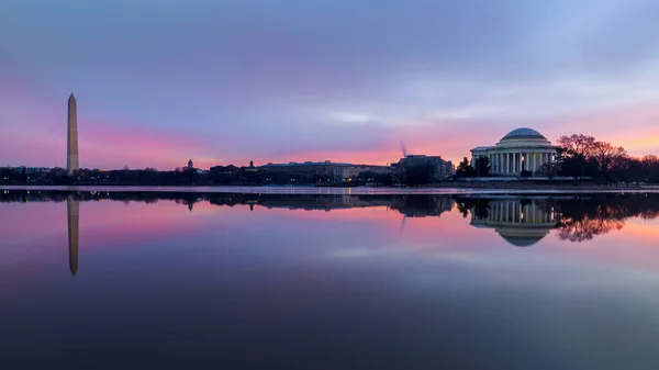 ワシントン記念碑と夜明けのジェファーソン記念碑 — ストック写真