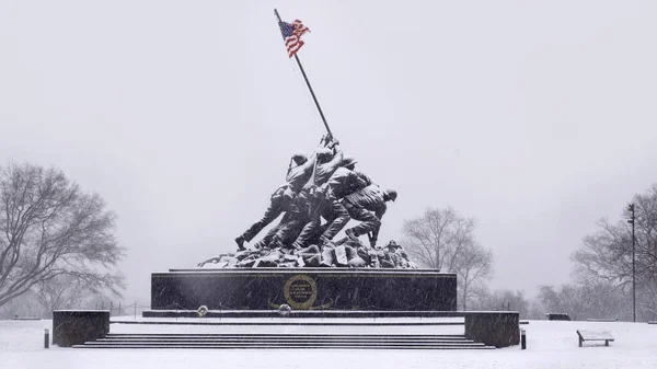 位于弗吉尼亚州阿灵顿市的硫磺岛纪念中心在一场大雪纷飞中 免版税图库照片