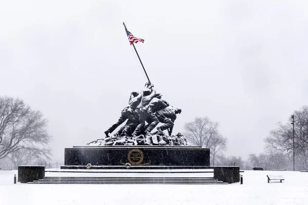 位于弗吉尼亚州阿灵顿市的硫磺岛纪念馆在一场暴风雪中被枪杀 图库照片