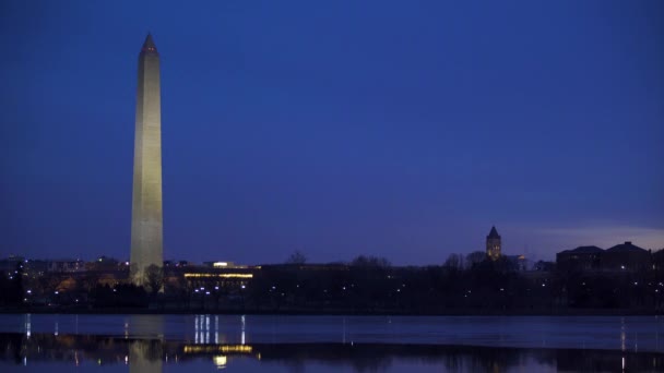 Das Washington-Denkmal im Morgengrauen über dem Gezeitenbecken — Stockvideo