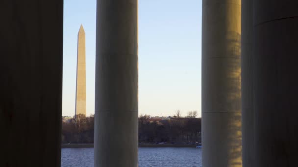 Le monument de Washington à travers les piliers du mémorial Jefferson — Video