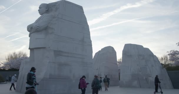 Martin Luther King Statue Seitenansicht mit Menschen — Stockvideo