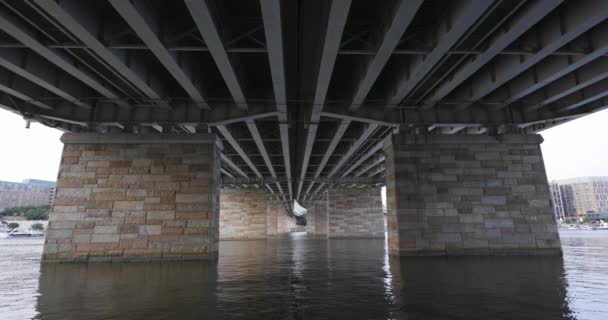 El puente George Mason Memorial Bridge en Washington, DC — Vídeo de stock