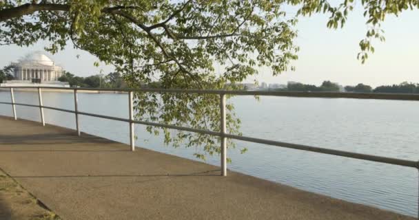 O Jefferson Memorial vazio e em construção durante Covid 19 Pandemic Panning Shot — Vídeo de Stock