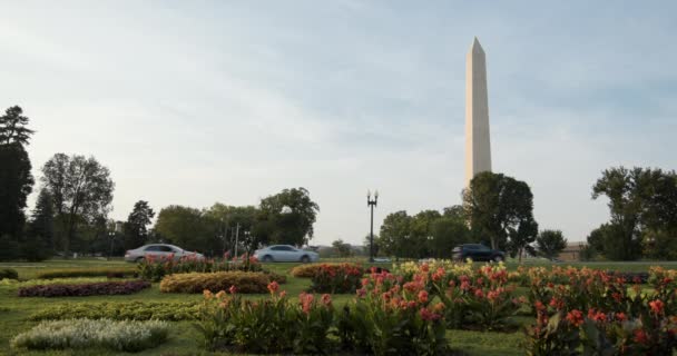 Автомобілі з конституційними садами перетинаються з пам "яткою Вашингтона у Вашингтоні. — стокове відео