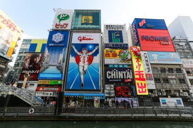 Osaka, Japonya - Şubat 11: The Glico Man ışık billboard ve diğer ışık üzerinde Şubat 11 2015 yılında Dontonbori, Namba alan, Osaka, Japonya. Namba şimdi birincil turistik yer.