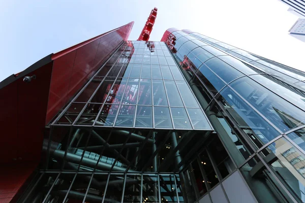 Osaka - Şubat 11: Hep beş üzerinde Şubat 11 2015 Japonya'nın Osaka, dönme dolap. Bir büyük alışveriş ve eğlence merkezi Umeda ticari bölgesinde